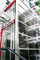 建築系館大門於日前加裝光電板，可吸收太陽能，提供教室抽風扇能源之用。（圖/記者  嘉翔）