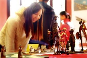 Many souvenirs relating to the stories and characters of the book, Don Quijote de la Mancha, were on sale at the auction organized by the Spanish Department that was to celebrate Don Quixote’s 400 years birthday.