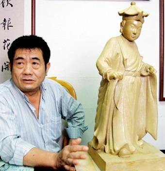 Wu created a sculpture of Bai Yu-tang, a character from the stories of Bao Qingtian. With its lively features and smooth surface, Wu demonstrates his impeccable craft of clay.