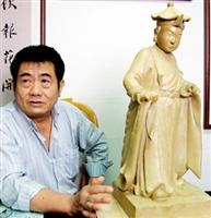 吳榮賜泥塑「七俠五義」故事中的白玉堂，作品表面光滑、形態表情栩栩如生，充分展現其高超的手藝。（攝影/記者陳振堂）