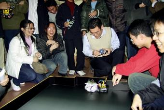 機電系於13日舉辦第一屆機器人足球賽，邀請科豆科學執行長宋德震老師（前排右2）蒞臨指導。（圖/機電系提供）