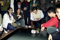 機電系於13日舉辦第一屆機器人足球賽，邀請科豆科學執行長宋德震老師（前排右2）蒞臨指導。（圖/機電系提供）