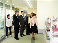校長張家宜於15日主持蘭陽校園開學典禮，並巡視宿舍區便利商店等設施。（圖/蘭陽校園提供）