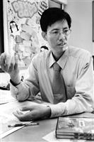 親切的顏信輝與學生互動良好，研究室的牆上放著一大張海報，上面貼滿了同學送他的生日卡片，他十分珍惜。