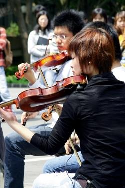 美音就在校園中
