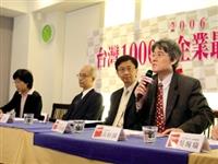 行政副校長高柏園（右1）上週四代表校長參加記者會，說明本校第9度榮登企業最愛的原因，左2為成大校長高強，右2為聯發科技特助郭耿聰。（圖/舒宜萍）
