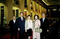 校長張家宜（中）、學術副校長馮朝剛（左2）一行人拜訪歐洲5所大學，在愛丁堡大學古色古香挑高式的圖書館合影留念。（圖/校長室提供）