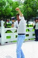 Marichalar與同學合照後，俏皮地拿起DV反拍大家。（圖/記者郭展宏）