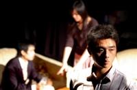 西語四徐允成（前）、許偉君（左後）、張安琪（右後）間的兄弟、情侶戲碼，互動的情節動人。（圖/記者陳振堂）