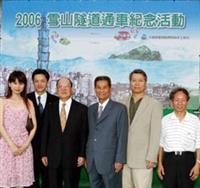 在各方的殷殷期盼之下，雪山隧道終於在六月十六日正式通車，創辦人張建邦博士與宜蘭士紳，一同參加通車紀念活動，為這值得慶賀的一刻留下歷史見證。