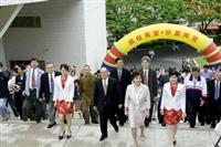 創辦人張建邦與校長張家宜，於6月2日五虎碑揭幕當天，率領師生走上五虎坡。（圖/馮文星）