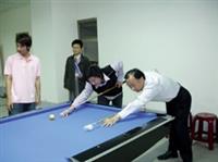4月舉辦的蘭陽撞球賽，師生同場競技，右為創發院院長李培齊。（圖/蘭陽校園提供）