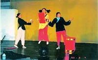 學員在晚會上載歌載舞，表演生動活潑(88淡海同舟）。