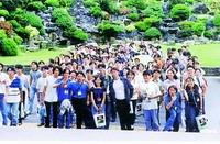 學員在福園前留下美麗的倩影，成為永恆的回憶。（88淡海同舟）