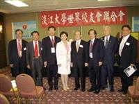 9月4日淡江校友群聚美國洛杉磯，參與本校世界校友會聯合會暨南加州校友會2006雙年會，本校創辦人張建邦及校長張家宜亦參與盛會。上圖左起為：陳敏男、李顯榮、段相蜀(世界會長)、校長、創辦人、張自豪(南加州會長)、錢家驊、莊華敏(北美基金會會長)（校友服務暨資源發展處提供）