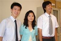 第一志願考上蘭陽校園的5位學生，對自己的前途滿自信。圖自左為黃嘉民、蕭名涵、陳正煒穿著週一「蘭陽日」所規定的正式服裝入鏡。（圖�蘭陽校園提供）
