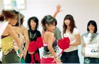 體育館社團辦公室開幕茶會，體適能有氧舞蹈社舞熱新家氣氛。（圖�陳振堂）