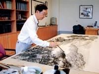蘭陽校園駐校藝術家周澄正為校慶「蘭陽之美」藝術展創作。（圖�蘭陽校園提供）