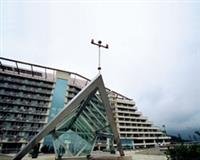 蘭陽校園教學大樓矗立林美山上。陳振堂攝）