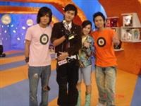 周定緯（左2）參加「2006錢櫃星秀選拔」勇奪冠軍，連偶像團體南牶媽媽都說「讚！」。（圖�周定緯提供）