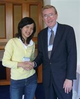 國貿三邱湘媛與年會演講者之一Edward E. Gordon's, President of Imperial Consulting Corporation合影