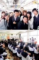 上：商、管學院同學4天都搭電車在長崎活動，見識了日本人的多樣面貌。下：、教育兩學院師生訪問團赴長崎大學附屬中小學參觀。（國際交流暨國際教育處提供）