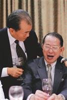 前世界校友總會會長侯登見（右）及會計師校友會會長羅森相見歡。
