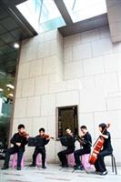 圖書館十週年慶活動中，弦樂社氣質伴奏。（記者鄭文煒攝）