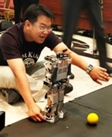 機器人足球系統實驗室所研發的人形機器人足下功夫了得。（本報資料照片�陳振堂）