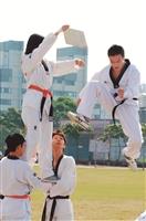 跆拳武術技能表演，跳踢5公尺高的木板，精釆表演，讓師生大開眼界。
