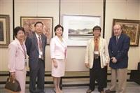 校長張家宜（左三）、蘭陽駐校藝術家周澄伉儷（左一、二）、淡水校園駐校藝術家顧重光（右一），及藝術家陳忠藏參觀「蘭陽之美」藝術展。