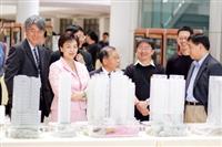 風工程週活動由校長張家宜(左二)剪綵，也邀請行政副校長高柏園(左一)、研發長陳幹男(左三)參觀展覽，風工程研究中心主任鄭啟明(右一)帶領多位老師、研究生一一解說所承接的研究案模型。　（記者�陳振堂攝）