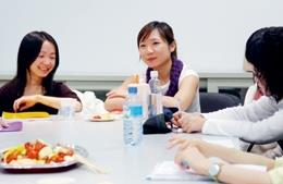 法文系校友廖健苡（左）、莊雅惠（右）今年拿<br>到雙碩士學位，上週與學弟妹笑談研究與工作經<br>驗。（攝影�陳振堂）