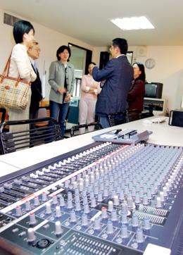 校外訪評委員參觀大傳系實習媒體。<br>（攝影�陳振堂）