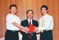 93學年度羅孝賢（左）交接印信，卸下運管系主任一職。（馮文星攝）