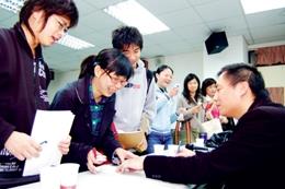 王丹蒞校演講，同學排隊索取簽名。（陳振堂）