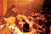 「雪•童話」耶趴邀請藝人曹格蒞校表演，現場同學high翻天，搶著與他握手。（圖�邱湘媛）