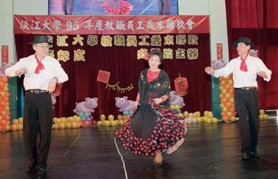 三巨頭熱舞賀年