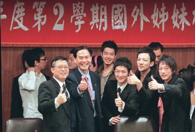 國外姊妹校交換留學生開學典禮，由學術副校長馮朝剛（左二）主持，國際學院院長戴萬欽（左一）蒞臨參加，祝福交換生及留學生滿載而歸，問他們對淡江大學的感覺，各個豎起大姆指說：「讚！」（圖�陳振堂）