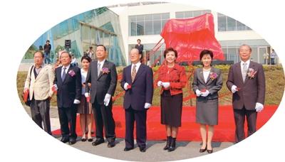 創辦人張建邦、校長張家宜、宜蘭縣縣長夫人吳美鈴（右二）、礁溪鄉鄉長林政盛（右一），及北宜高速公路促進會總幹事簡文雄（左三）、委員林義傑（左二）、陳虞正（左一），一起為楊英風「雪山隧道」雕塑揭幕。（圖�陳振堂）