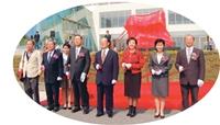 創辦人張建邦、校長張家宜、宜蘭縣縣長夫人吳美鈴（右二）、礁溪鄉鄉長林政盛（右一），及北宜高速公路促進會總幹事簡文雄（左三）、委員林義傑（左二）、陳虞正（左一），一起為楊英風「雪山隧道」雕塑揭幕。（圖�陳振堂）