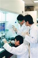 來自全國各地60所高中的菁英，參加化學系主辦的第二屆全國高中「鍾靈化學創意競賽」，參賽者穿戴實驗衣、實驗鏡，進行實作競試，有板有眼。（圖�王文彥）