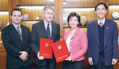 海外留學基金會（SAF，The Study Abroad Foundation）董事長Prof. John Belcher（左二）及台灣區主任Mr. DYLAN POWELL（左一）在學術副校長馮朝剛（右）的陪同下，與校長張家宜簽訂合作備忘錄。（攝影�馮文星）