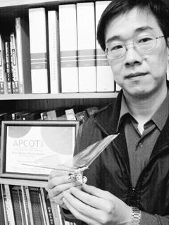 楊龍杰手上拿的第二代微飛行器，只有15至20公分大小、重量僅10公克，未來將可應用於治安監察、火災偵測等，商機無限。( 記者涂嘉翔攝影)