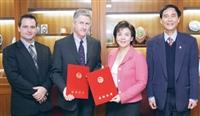 海外留學基金會（SAF，The Study Abroad Foundation）董事長Prof. John Belcher（左二）及台灣區主任Mr. DYLAN POWELL（左一）在學術副校長馮朝剛（右）的陪同下，與校長張家宜簽訂合作備忘錄。（攝影�馮文星）