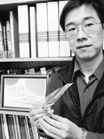 楊龍杰手上拿的第二代微飛行器，只有15至20公分大小、重量僅10公克，未來將可應用於治安監察、火災偵測等，商機無限。( 記者涂嘉翔攝影)