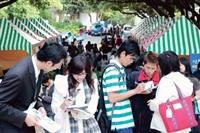 2007校園徵才博覽會上週三於紹謨體育館前舉行，105家企業來校獵才（詳見四版）。<br>攝影�記者王文彥
