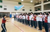 上週三校長張家宜為全國大專校院運動會授旗，幫本校9隊參賽選手加油打氣，體育室主任謝幸珠接下校旗後，揮舞校旗高喊：「淡江，加油！」（圖�邱湘媛）