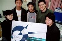 獲獎者蔡鈞華（右2）等人設計了獨特的形象標誌，在展場吸引眾人目光。