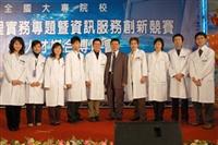 資管四黃俊榮（左4）等7位同學拿到「資訊技術組」第一名。在比賽會場中與資管系主任蕭瑞祥和兩位學長合影留念。